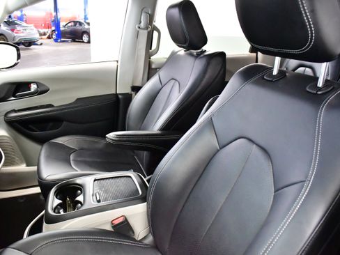 Used 2024 Chrysler Pacifica Touring-L image 18