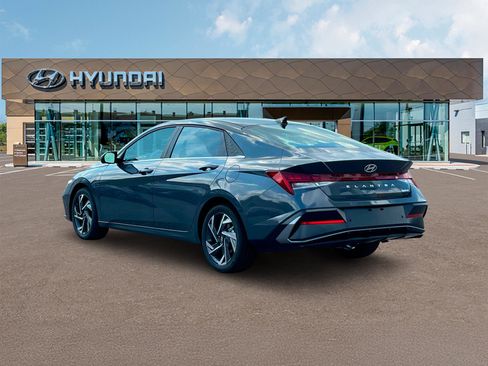 Used 2025 Hyundai Elantra Limited w/ Cargo Package FWD image 5