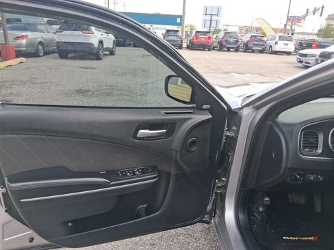 Used 2015 Dodge Charger SXT RWD image 10