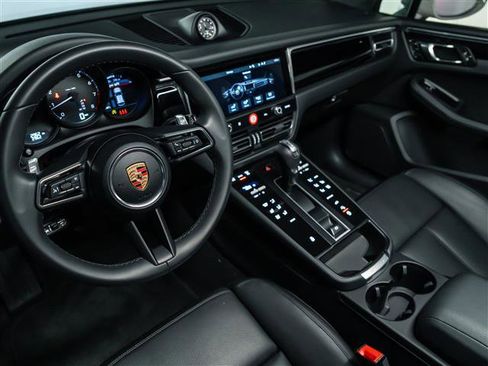 Used 2025 Porsche Macan image 4