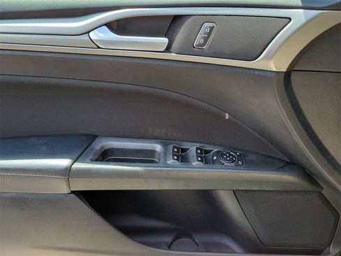 Used 2018 Ford Fusion SE w/ Fusion SE Technology Package image 28