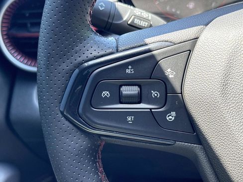 Certified 2025 Chevrolet Trax RS w/ Sunroof Package FWD image 17