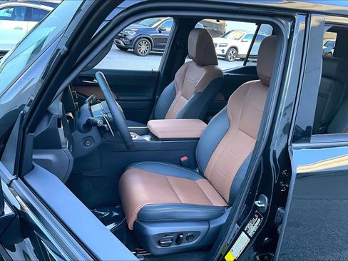 Used 2024 Lexus GX 550 w/ Accessory Package (2T) image 8