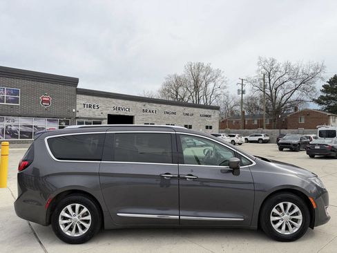 Used 2019 Chrysler Pacifica Touring-L image 8
