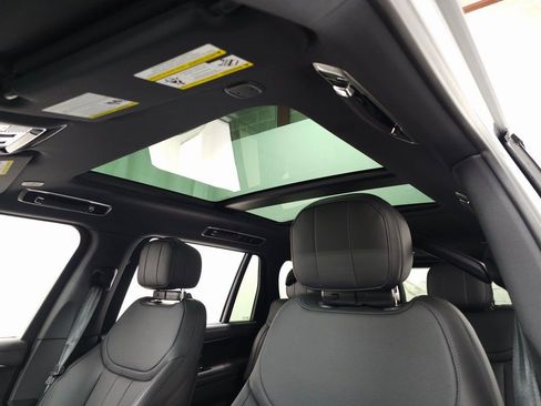 Used 2025 Land Rover Range Rover Long Wheelbase SE image 16