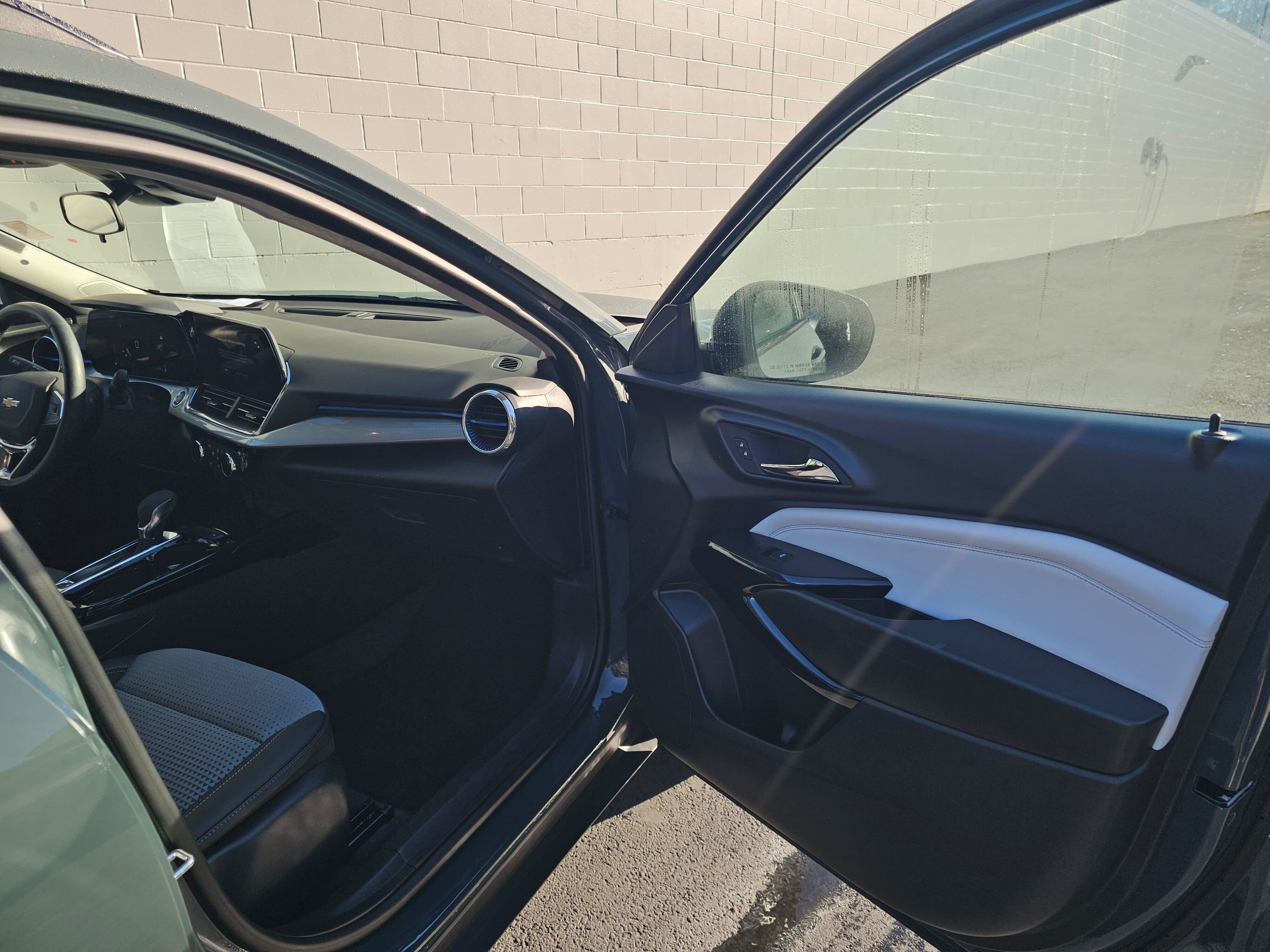 Used 2025 Chevrolet Trax LT w/ LT Convenience Package FWD image 12