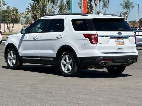 Used 2018 Ford Explorer XLT w/ Equipment Group 202A FWD image 5