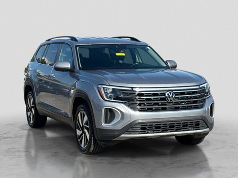 Used 2025 Volkswagen Atlas SE AWD/4WD image 3