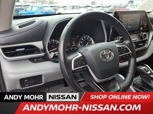 Used 2022 Toyota Highlander XLE image 16