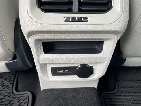 Used 2023 Volkswagen Tiguan SE image 11
