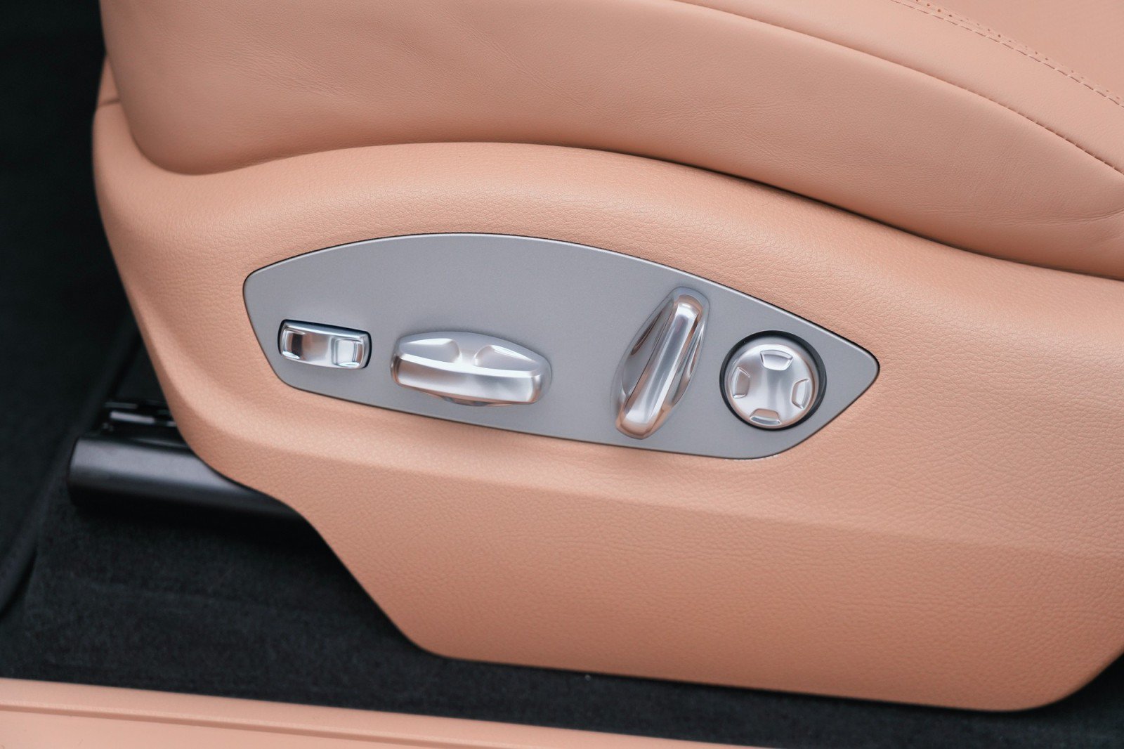 Certified 2024 Porsche Macan AWD/4WD image 14