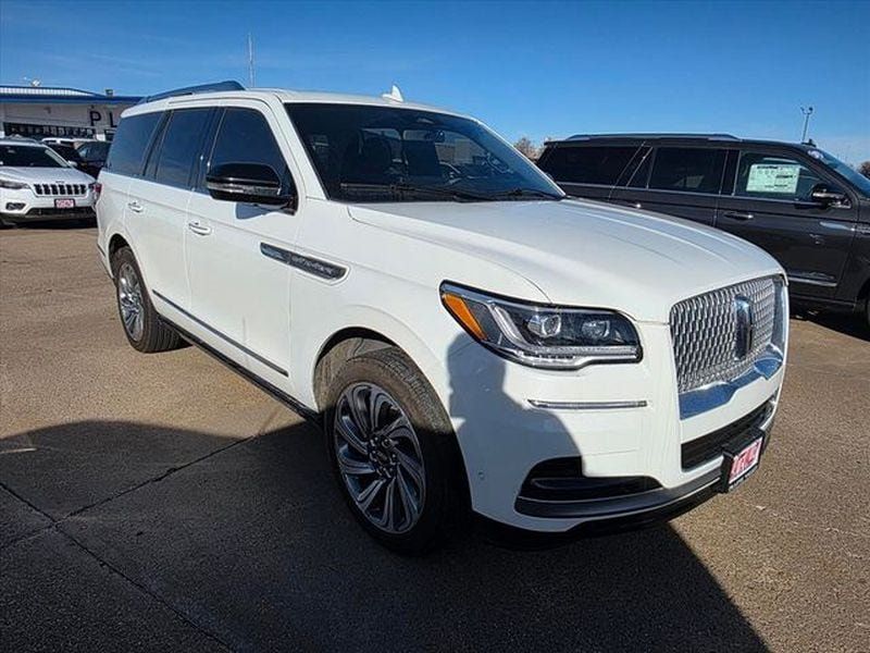 Used 2023 Lincoln Navigator Reserve AWD/4WD image 3