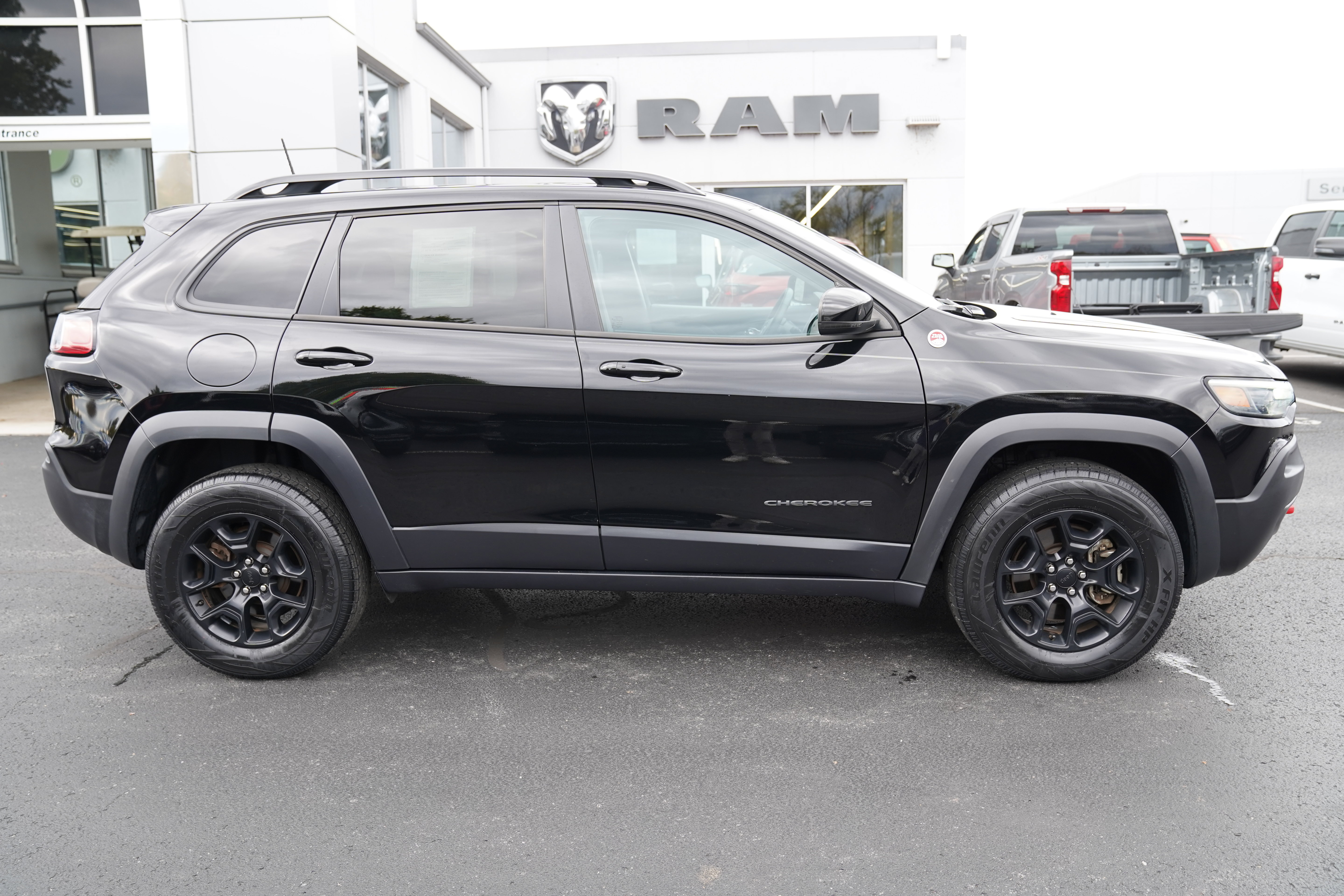 Used 2022 Jeep Cherokee Trailhawk w/ Trailer Tow Group AWD/4WD image 2