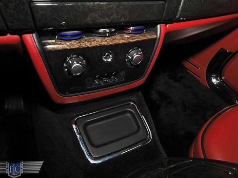 Used 2017 Rolls-Royce Phantom Drophead Coupe RWD image 36