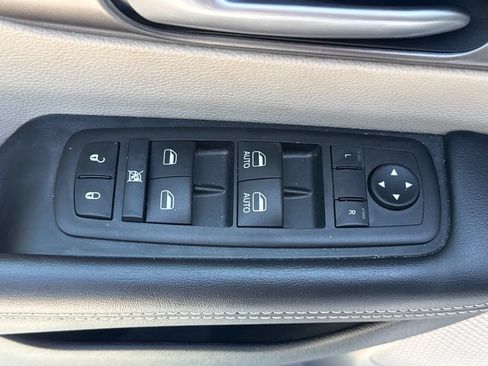 Used 2024 Chrysler Pacifica Touring-L FWD image 14