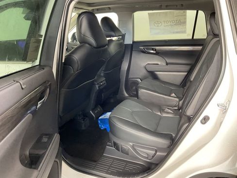 New 2026 Toyota Highlander Platinum image 19