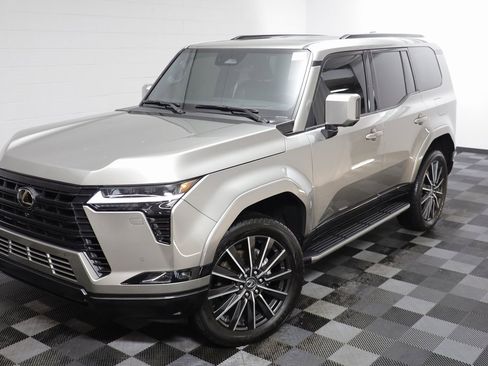Used 2024 Lexus GX 550 w/ Accessory Package (Z1) image 2