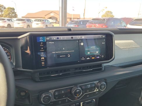 Used 2025 Jeep Wrangler Unlimited Sahara image 17