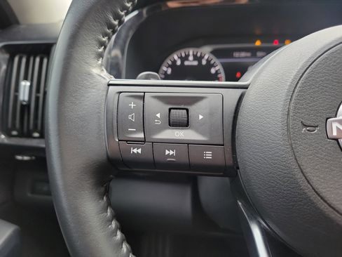 Used 2024 Nissan Pathfinder SV image 19