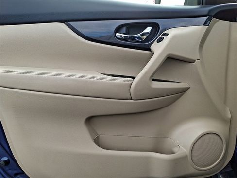 Used 2020 Nissan Rogue SV image 12