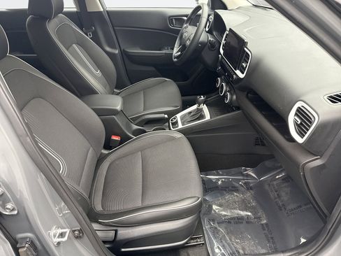 Used 2023 Hyundai Venue Limited image 16