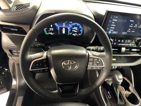 Used 2023 Toyota Highlander Limited AWD/4WD image 19
