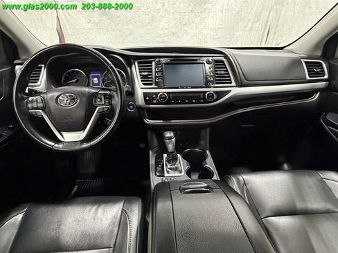 Used 2017 Toyota Highlander XLE AWD/4WD image 6