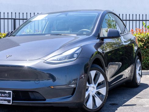Used 2024 Tesla Model Y Long Range AWD/4WD image 17