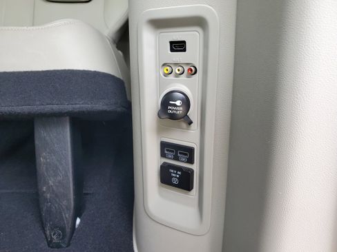 Used 2013 Chrysler Town & Country Touring FWD image 25