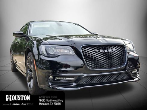 Used 2021 Chrysler 300 Touring L RWD image 3