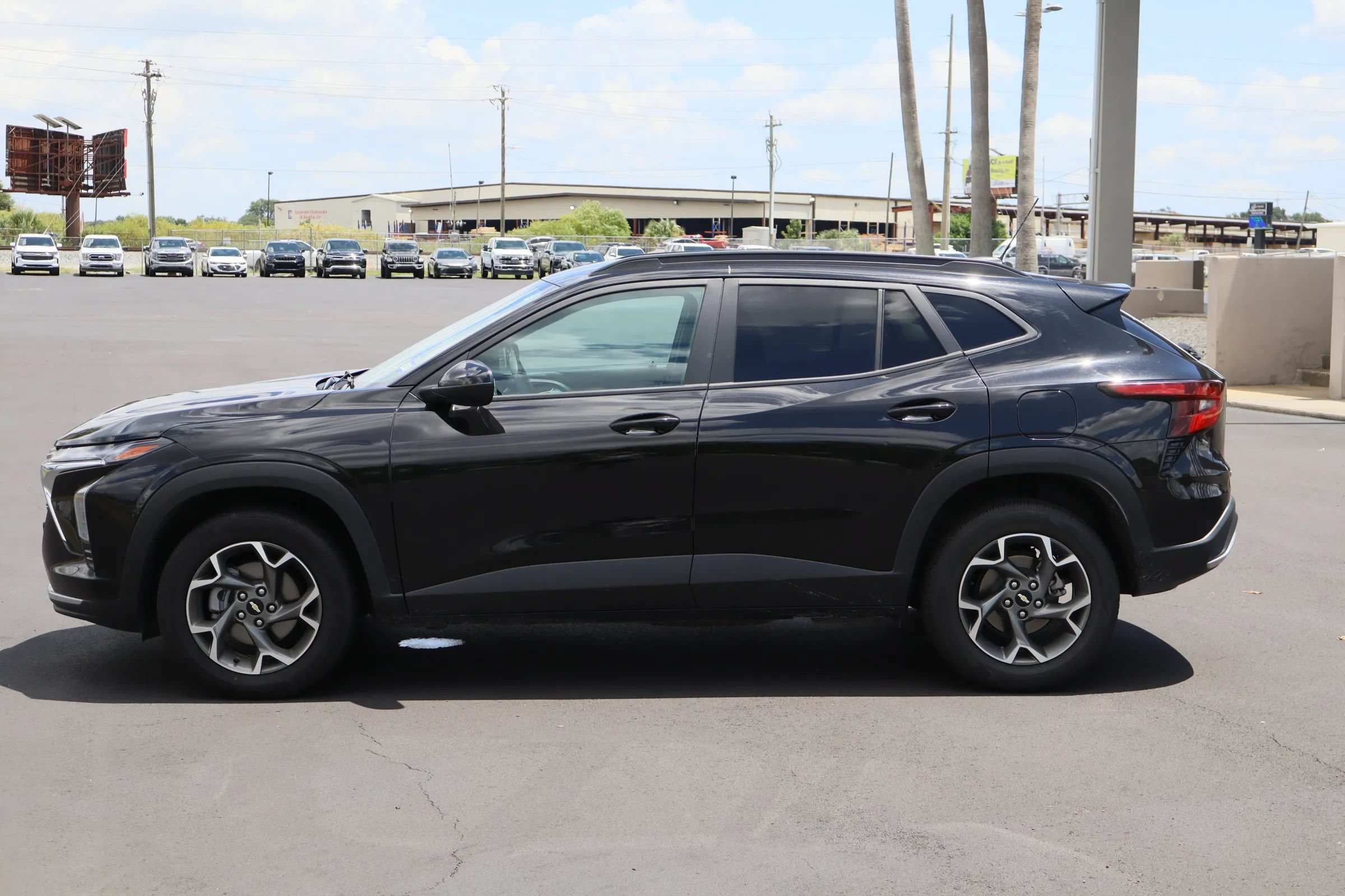 Used 2025 Chevrolet Trax LT FWD image 4