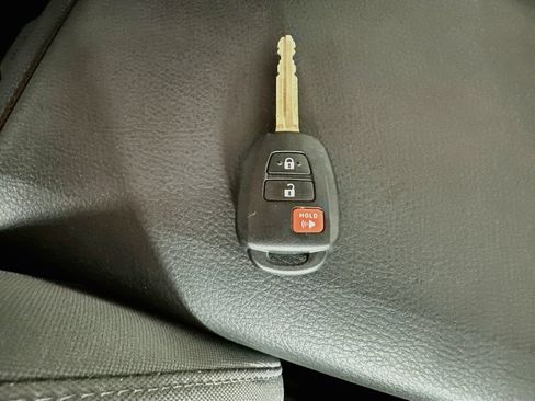 Used 2018 Toyota Tacoma SR5 RWD image 37