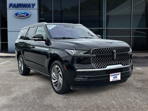 Used 2025 Lincoln Navigator Reserve AWD/4WD image 2