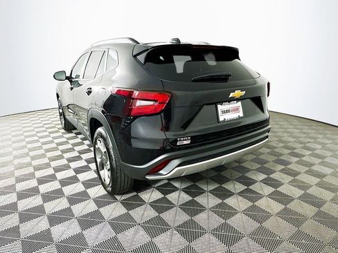 Used 2025 Chevrolet Trax LT FWD image 7
