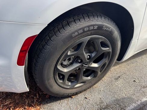 Used 2024 Chrysler Pacifica Select image 6