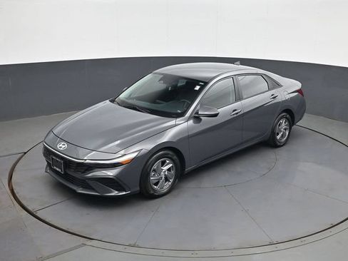 Used 2024 Hyundai Elantra SE FWD image 25