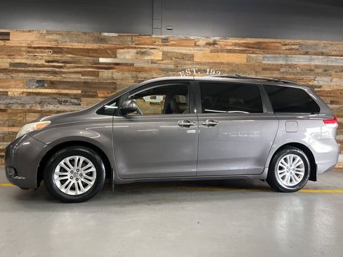 Used 2013 Toyota Sienna XLE w/ Entertainment Pkg FWD image 15