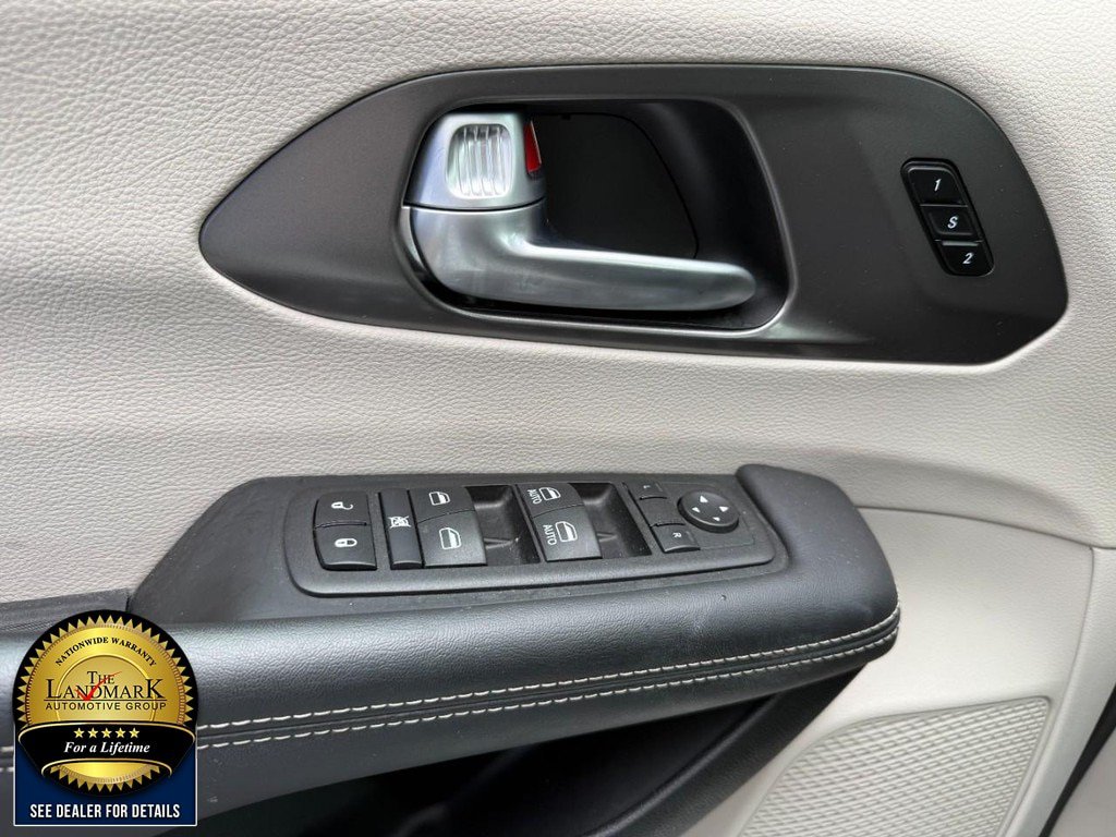 Used 2024 Chrysler Pacifica Touring-L FWD image 8