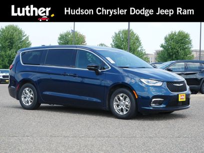 Used 2025 Chrysler Pacifica Select