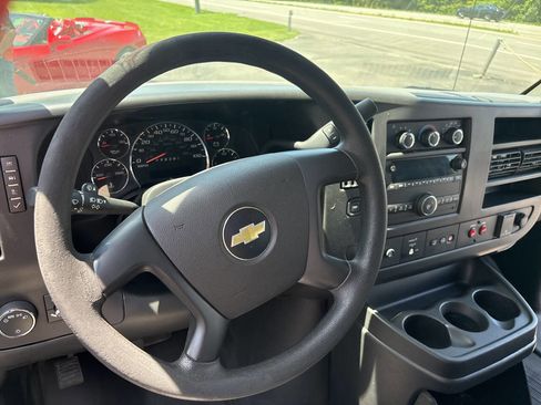 Used 2015 Chevrolet Express 2500 RWD image 16