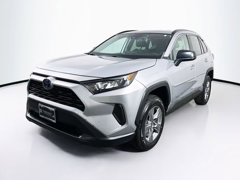 Used 2022 Toyota RAV4 LE AWD/4WD image 3