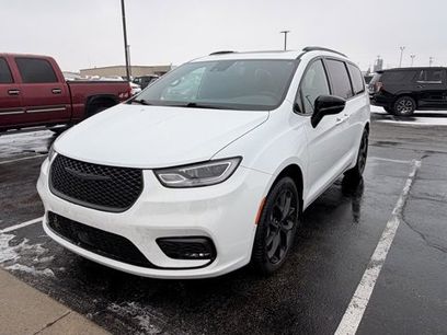 Used 2023 Chrysler Pacifica Limited w/ Uconnect Theater Family Group