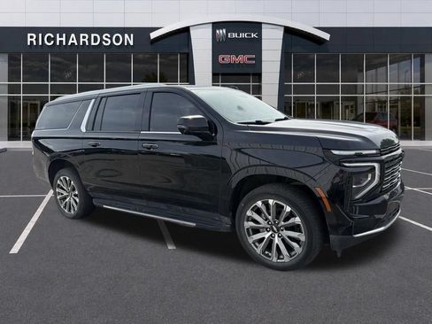 Used 2025 Chevrolet Suburban High Country AWD/4WD image 13