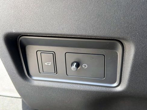 Used 2021 Jaguar E-PACE SE image 34