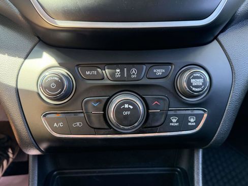 Used 2019 Jeep Cherokee Latitude Plus w/ Cold Weather Group AWD/4WD image 21