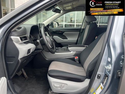Used 2023 Toyota Highlander LE image 9