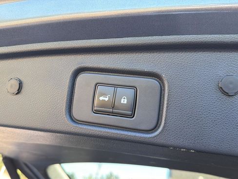 Used 2025 Nissan Pathfinder SV FWD image 35
