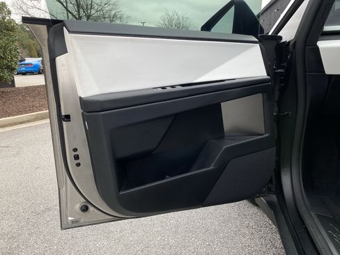 Used 2024 Tesla Cybertruck AWD Crew Cab image 21