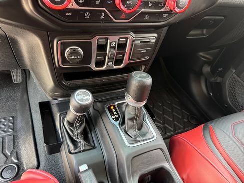 Used 2022 Jeep Wrangler Unlimited Sahara w/ Cold Weather Group AWD/4WD image 23