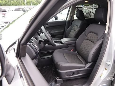 Certified 2025 Nissan Pathfinder SV FWD image 9